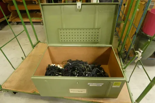 Kiste mit Inhalt Lichterketten