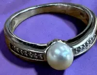 Zilveren ring 925 met parel, heldere stenen aan beide zijden "Fossil" maat 59, 4,89 g