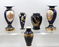 Lot de 5 vases cobalt divers, décors et manufactures différents, env. H 18 à 26 cm