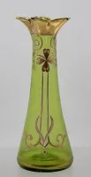 Vase vers 1900, verre vert avec émail peint, env. H 23 cm