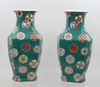 Pár čínských porcelánových váz, tyrkysový podklad, císařské symboly, značené, cca v. 26,5 cm každá