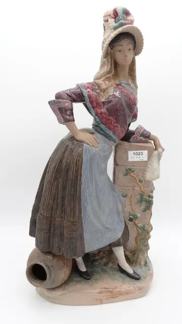 1 фарфоровая фигурка «Женщина» Llando sig.