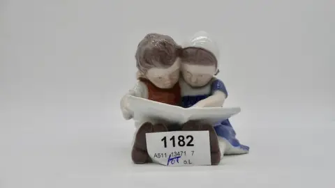 1 фигурка «читающие дети» B и G