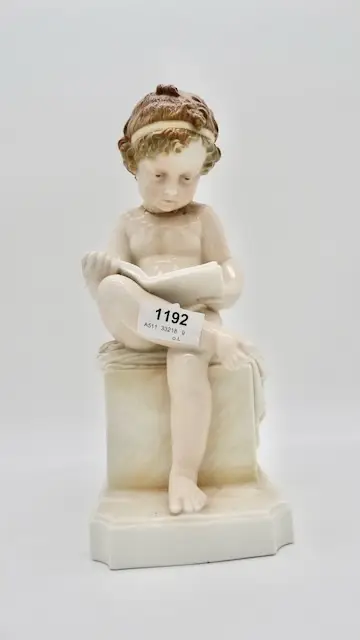 1 figurine en porcelaine "Lesende"