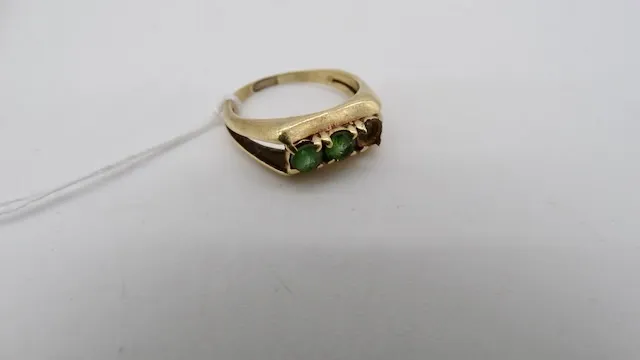 1 кольцо из золота 585 с 2 зелёными камнями, 1 отсутствует