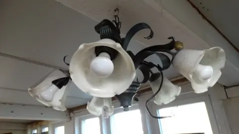 1 ceiling lamp