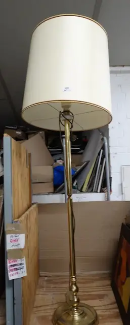 1 floor lamp