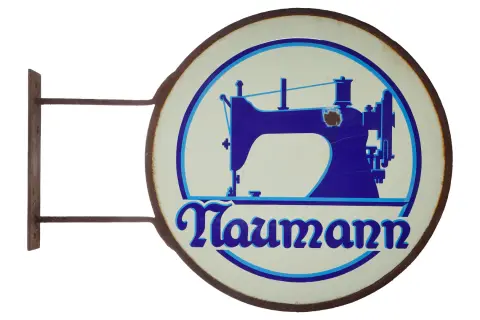 Стойка с эмалированной рекламной табличкой «Naumann Nähmaschinen»