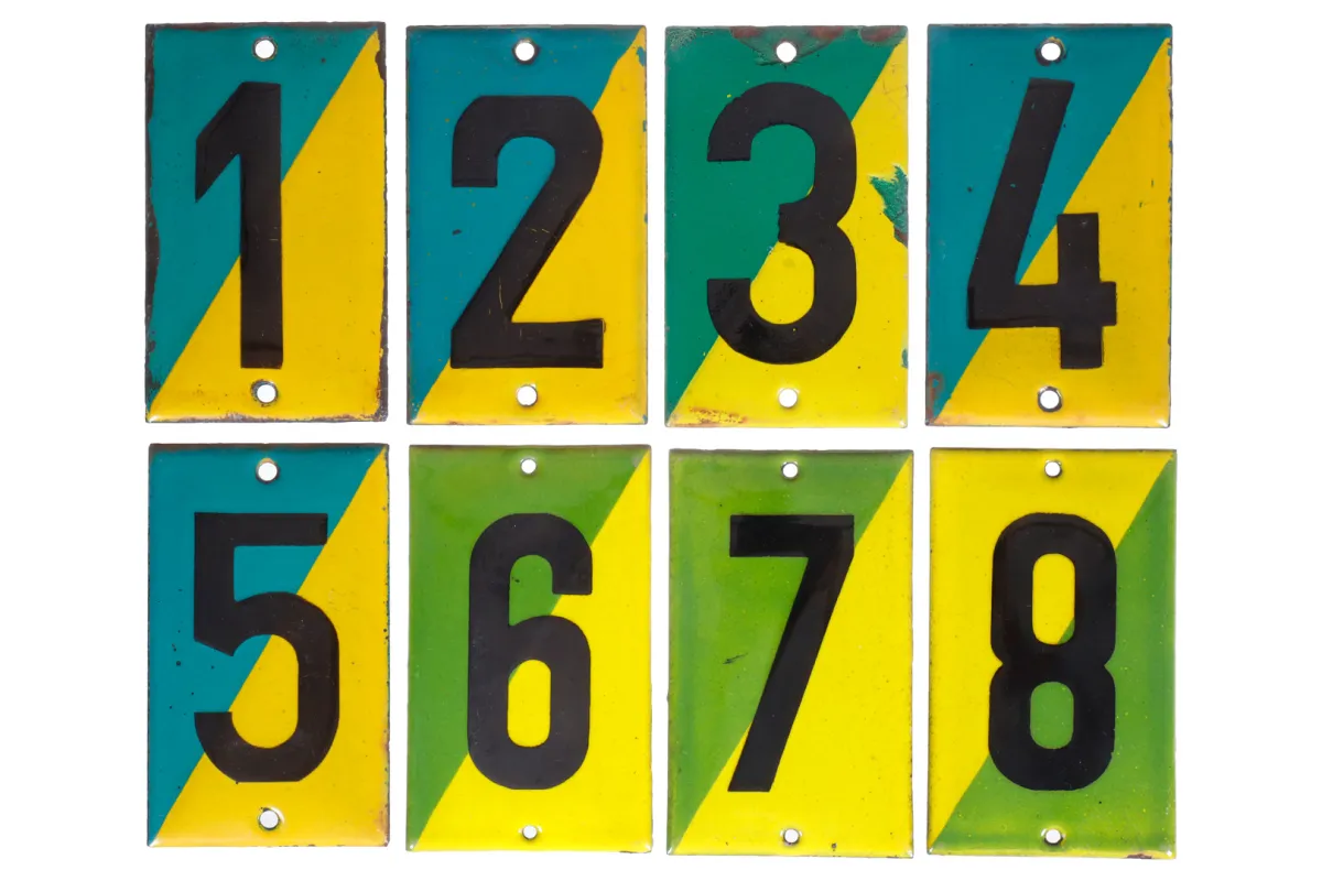 8 geëmailleerde borden met cijfers 1-8