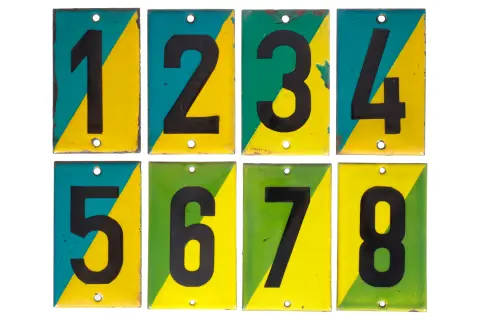 8 geëmailleerde borden met cijfers 1-8