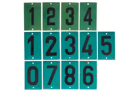 Lot van 9 geëmailleerde cijferplaatjes 0-8 en 4 geëmailleerde cijferplaatjes