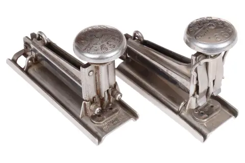 2 Roxor bureaunietmachines nr. 666