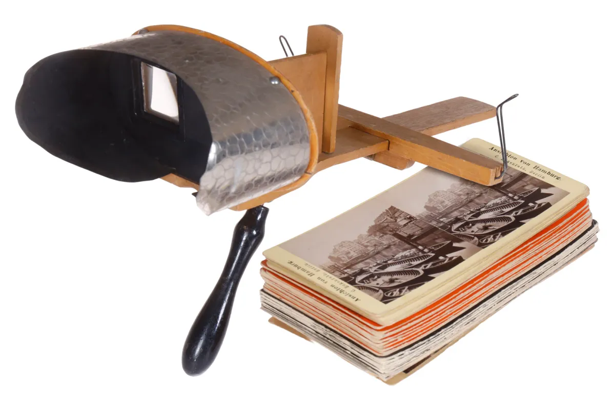 Visionneuse stéréoscopique en bois, vers 1900, avec env. 40 images stéréo, L 34 cm