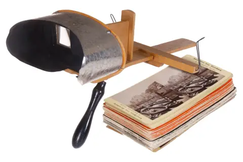 Stereobeeldviewer, hout, circa 1900, met ca. 40 stereobeelden, L 34 cm