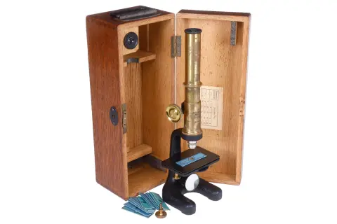 Microscope en laiton sur socle en fonte