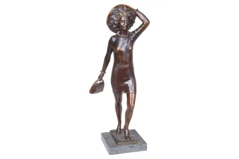 Bronzen beeldje van een meisje met hoed en handtas in de wind