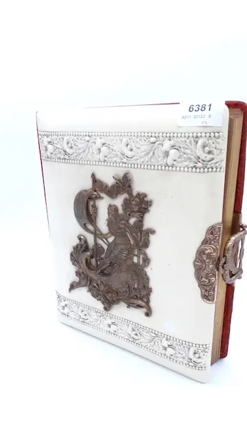 1 старинный фотоальбом с фотографиями