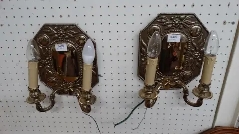 2 wall sconces