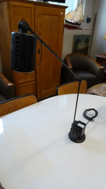 1 desk lamp