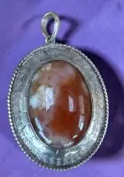 gr. versilberter Anhänger mit braunen Stein, H-6,5 cm