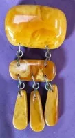 Broche van gele barnsteen, H 7 cm, B 3,5 cm, 11,53 gr