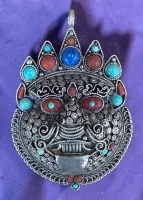grosser Mahakala Anhänger, wohl Tibet/Indien, versilbert, mit Koralle, Türkis, Lapislazuli etc., H-8 cm, B-5 cm