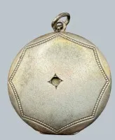 Fotobrosche, Silber geprüft, Mittelstein/Perle? fehlt, innen Foto eines jungen SoldatenD-2,8 cm, 1,33 gr.