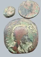 3x antike Münzen, grösste wohl römisch, Kaiserzeit, alle in schlechter Erhaltung