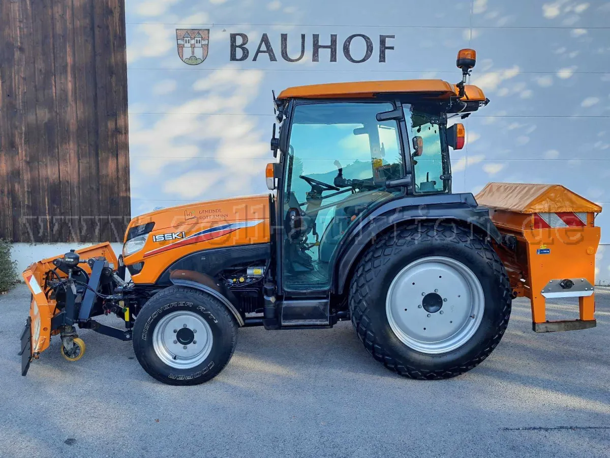 1 tractor compact Iseki TG6490 AGL cu împrăștiator și lamă de zăpadă