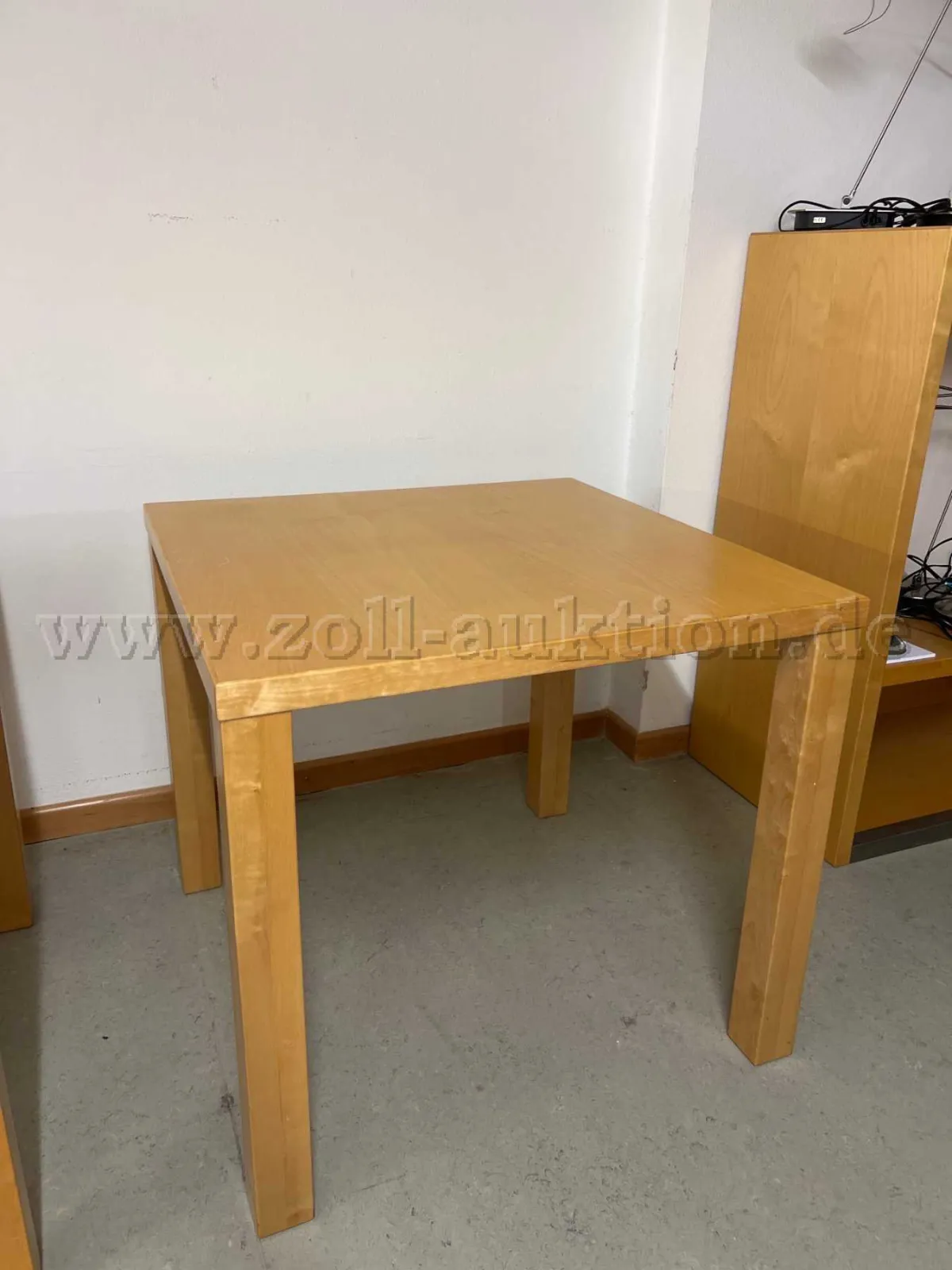 1 Quadratischer Tisch - Hersteller: Einkaufszentrale für Bibliotheken GmbH