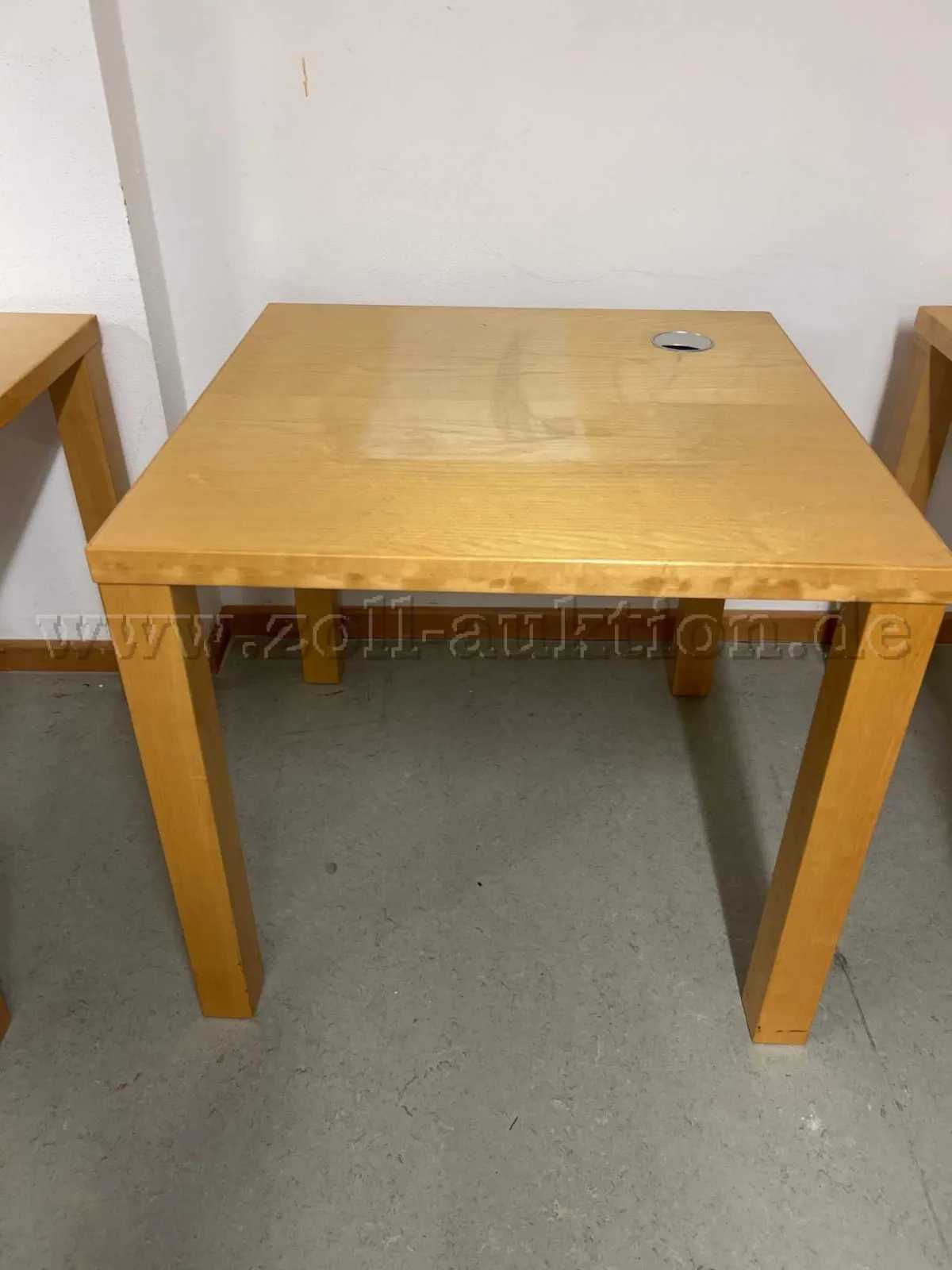1 Quadratischer Tisch - Hersteller: Einkaufszentrale für Bibliotheken GmbH