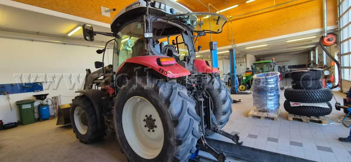 1 šumski traktor s pogonom na sva četiri kotača Steyr 4110 s prednjim utovarivačem