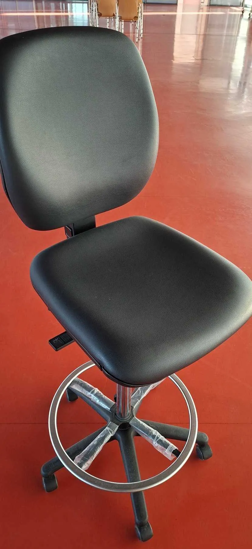 1 pokladní otočná židle Kaiser+Kraft černá