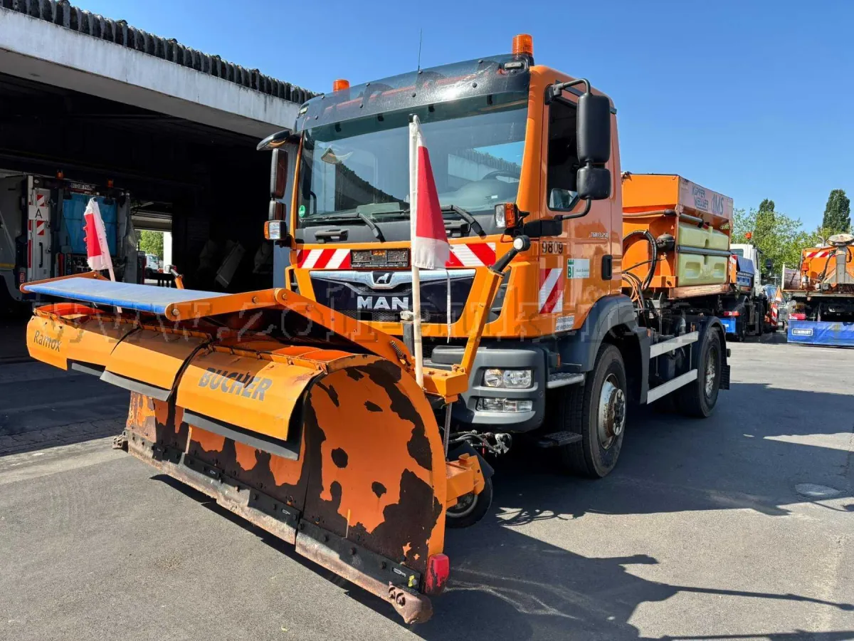 1 MAN TGM 13.250, 15 t DMC z pługiem Bucher i rozsiewaczem Küpper-Weisser