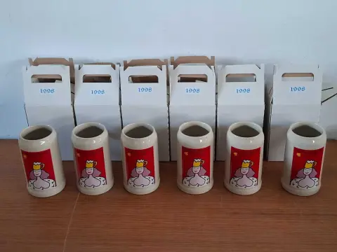 6 Oktoberfest-kruiken zonder tinnen deksel, jaarkruiken 1998, fabrikant: Rastal
