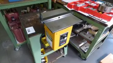 Machine universelle d'ébavurage et de chanfreinage Fabr.: SCHALLBERGER