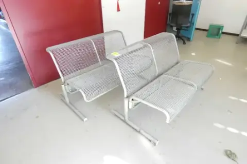 2x slatted bench