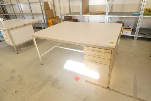 Bureau avec caisson intégré