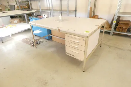Bureau avec caisson intégré