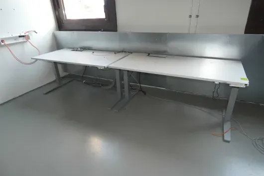 2x Electrically height-adjustable desk
