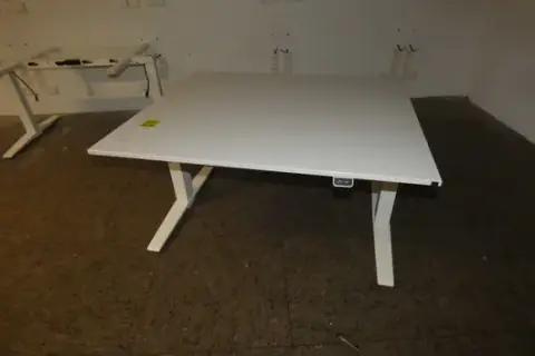 Electrically height-adjustable desk