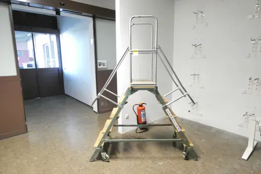 Haca - Mobile platform ladder with wooden steps and handrail