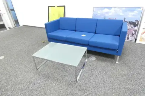Диван с журнальным столиком