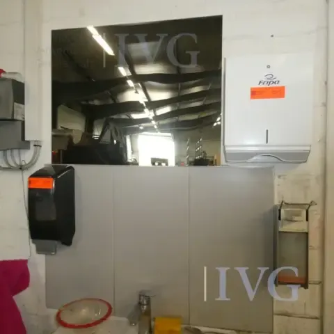 Fluid dispenser