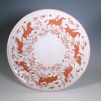 MAJOLIKA MANUFAKTUR, KARLSRUHE. Nástěnný talíř / mísa s reliéfem koně nebo jezdce, návrh Paulamaria Walter, 1960. léta, Německo.