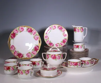 Striegau, serwis porcelanowy Art déco, dekor wieńca z róż, ok. 1910-1930, Niemcy/Śląsk.