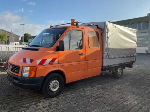 1辆Volkswagen Transporter (2D) LT 35 平板车带拱架和篷布