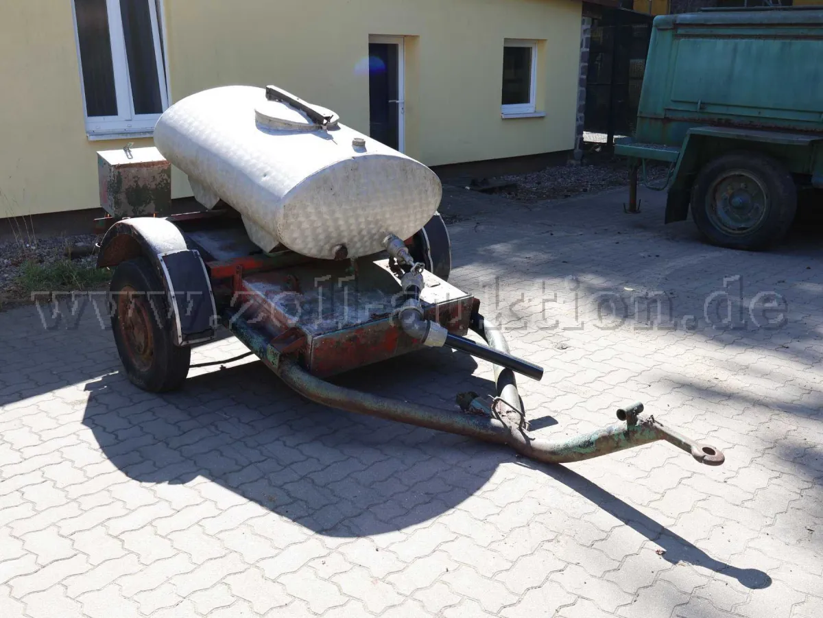 1 remorcă cu rezervor de apă 300 l, construcție proprie – cadru tubular, rulantă