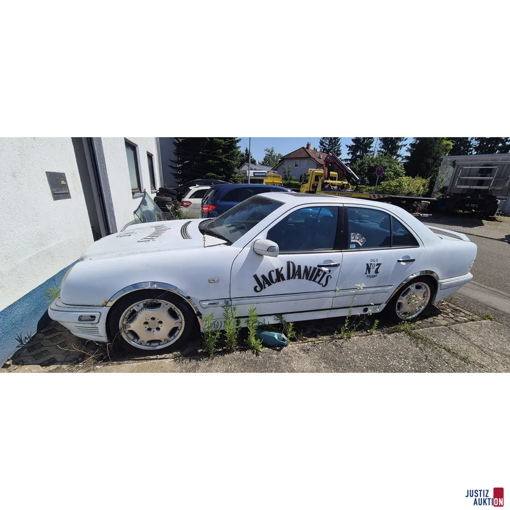 Hvit Mercedes Benz E 420 // sedan