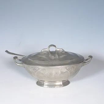 HUGO LEVEN. J. P. Kayser Sohn, Kayserzinn, soupière Jugendstil avec louche vers 1900.